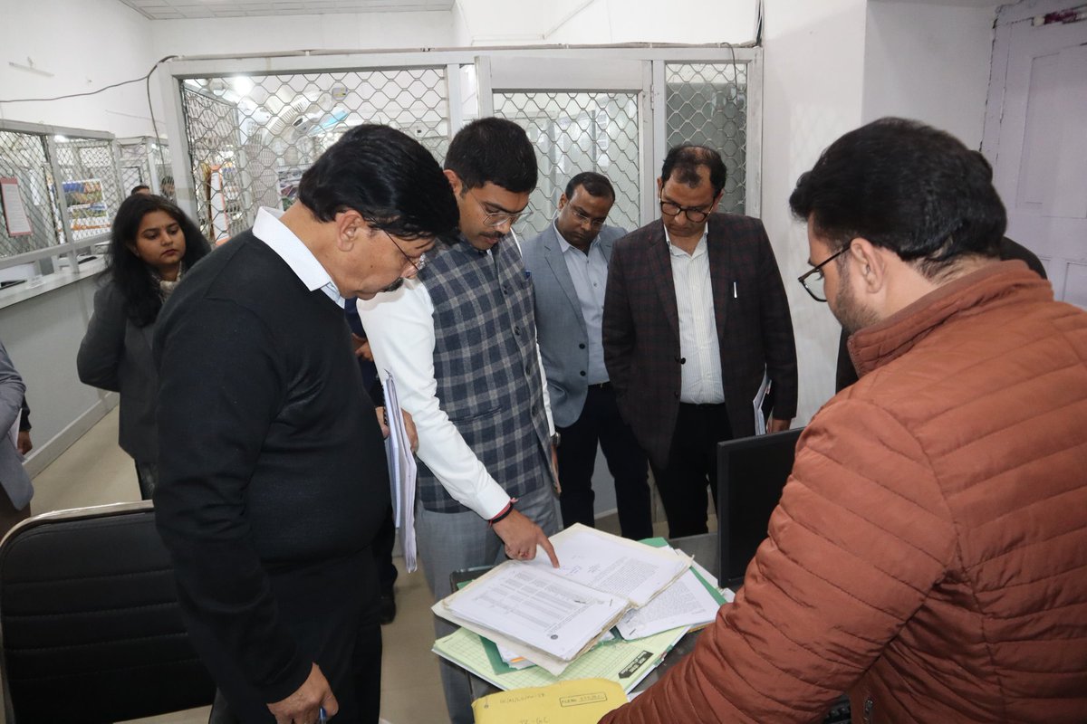 SaharanpurDm's tweet image. जिलाधिकारी @mbansal_ias ने किया कलेक्ट्रेट स्थित कार्यालयों का सघन निरीक्षण।
#पंजिकाओं एवं पत्रावलियों को बारीकी से देखा।
#ई-ऑफिस के माध्यम से शत-प्रतिशत किया जाए पत्राचार एवं कार्यालय कार्य।
@CMOfficeUP @UPGovt @ChiefSecyUP @DComm_sre @InfoDeptUP
