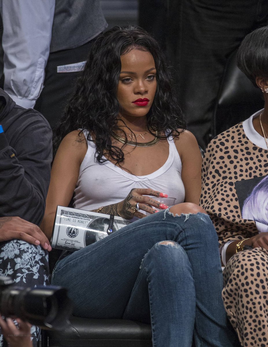 Rihanna's iconic NBA courtside looks:

A very needed thread