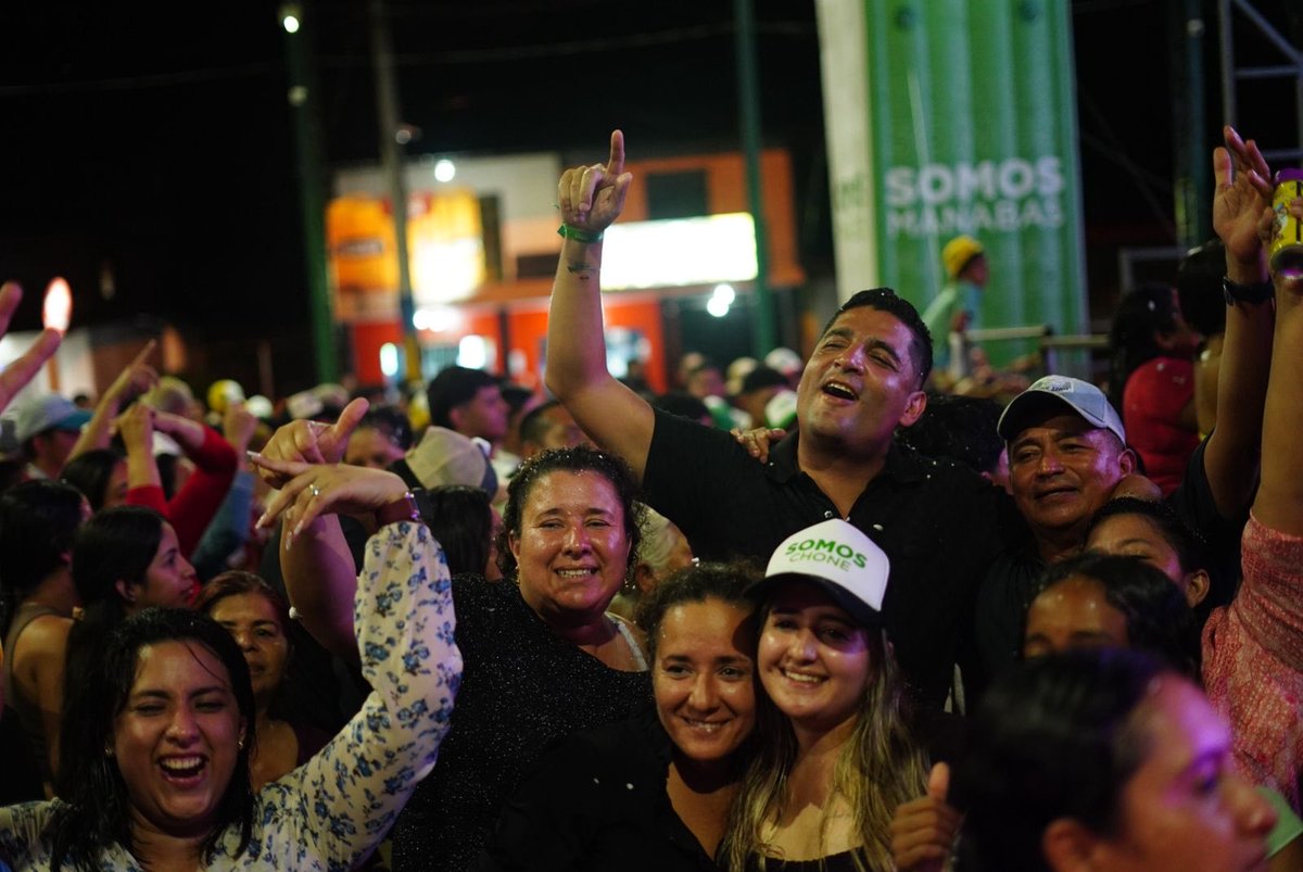 NaborAlvarez's tweet photo. Convento vibró como nunca.🎉
El carnaval se vivió a lo grande con un concierto internacional que encendió corazones y unió a toda la comunidad. 
Porque cuando celebramos juntos, hacemos historia. 💛🤍❤️
#SomosConvento
#SomosChone #Carnaval2026 #chone https://t.co/NP6wSxz7qg