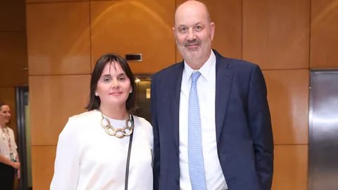 Les prometieron que el AJUSTE lo iba a pagar LA CASTA y ahora a la ESPOSA de STURZENEGGER le giraron un contrato por 113 MILLONES para dar CURSOS DE INGLES, mientras ellos estan PIEIDIENDO DONACIONES jasdkasdak mamita, no hay nada mas DEPRIMENTE que ser LIBERTARIO