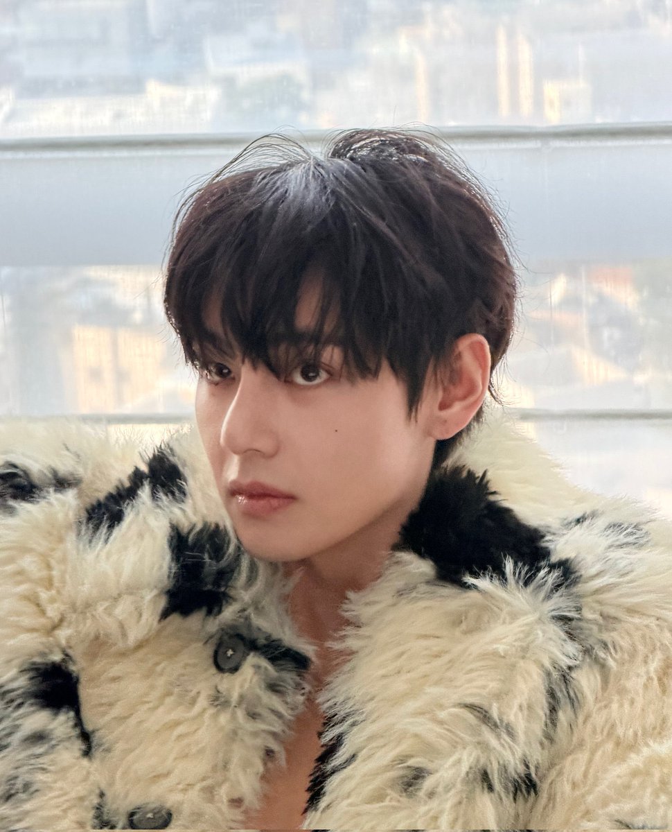 seokstalgic's tweet photo. hes got the yaoi bottom eyes https://t.co/eQYBqZYhWj