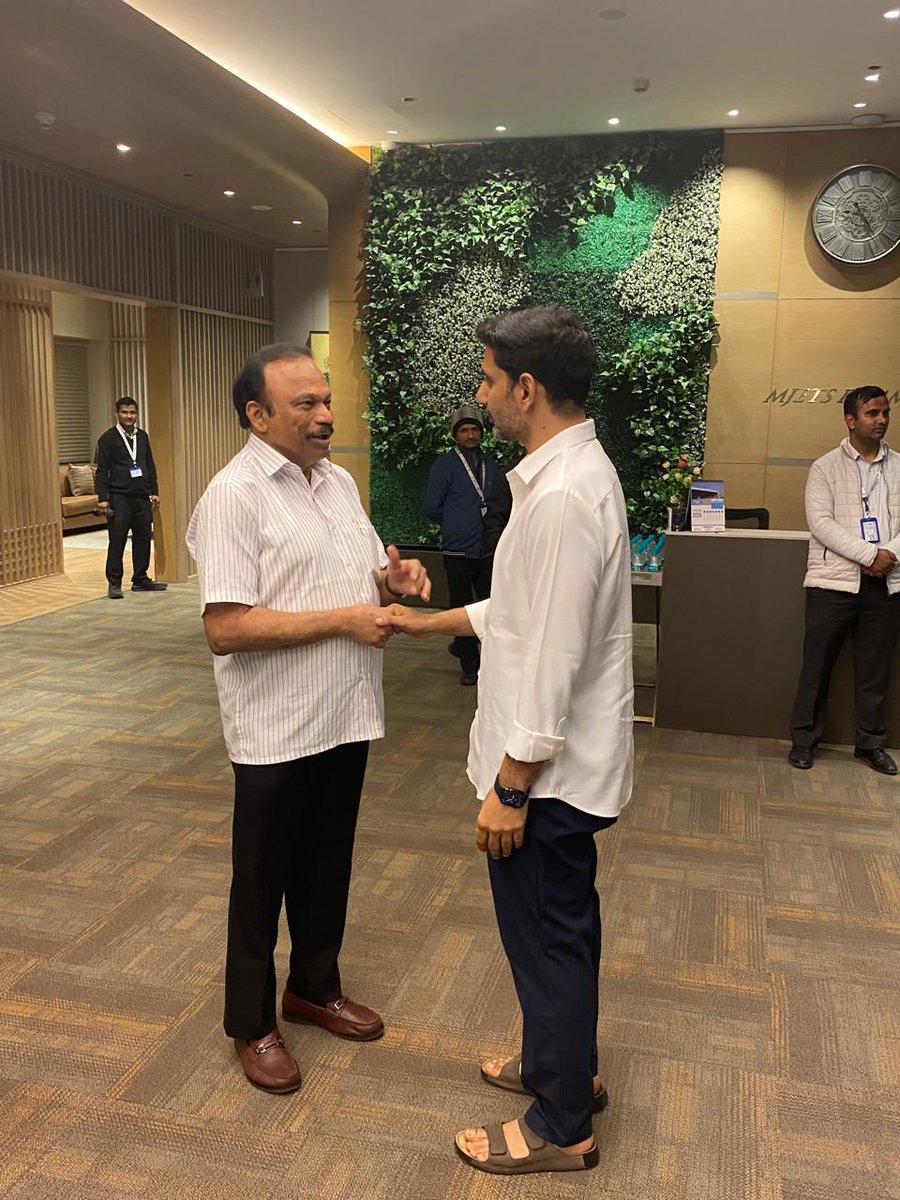 reddymagunta5's tweet photo. ఈ రోజు ఢిల్లీ ఎయిర్ పోర్ట్ లో ఆంధ్రప్రదేశ్ ఐటీ శాఖా మంత్రివర్యులు శ్రీ నారా లోకేష్ గారిని మర్యాదపూర్వకంగా కలిసిన ఒంగోలు పార్లమెంట్ సభ్యులు శ్రీ మాగుంట శ్రీనివాసులు రెడ్డి గారు
#Magunta #magutasrinivasulureddy #MaguntaRaghavaReddy #TDP #narachandrababunaidu https://t.co/aiDmxAY9YZ