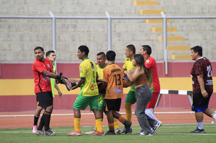 SegundaPeru's tweet image. #CopaPeru Futbolista se desmayó durante el duelo entre Sider Perú y Unión Juventud en Chimbote. En el estadio no había camilla, ni paramédicos ni ambulancia para trasladar al futbolista. No se tiene mayor información sobre su estado de salud | 📸Diario de Chimbote