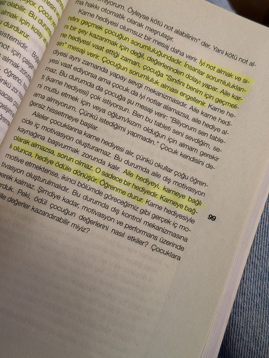 Burada anlatılan şey bana çok doğru geliyor. Çocuğa sorumluluğu bir ödüle bağladığımızda aslında değer öğretmiyoruz, sadece şart koyuyoruz. Oysa sorumluluk, karşılığında bir şey almak için değil, karakterin bir parçası olduğu için olmalı.
#beniödüllecezalandırma