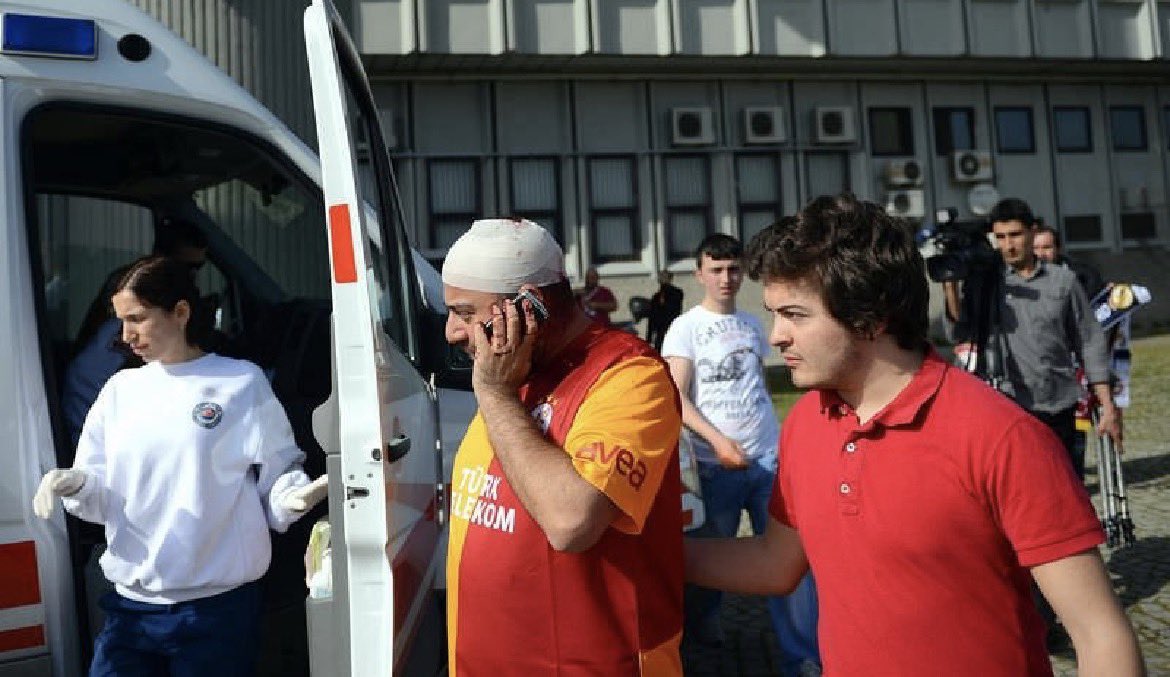 Çarşı salona girmeden ailere saldıran ve bununla övünenler ,Çarşı’nın demir yumruğunu yiyince kendi evinde geri yaptı.

Bu çocuklar bilmez, babaları abileri sucuları bilir.