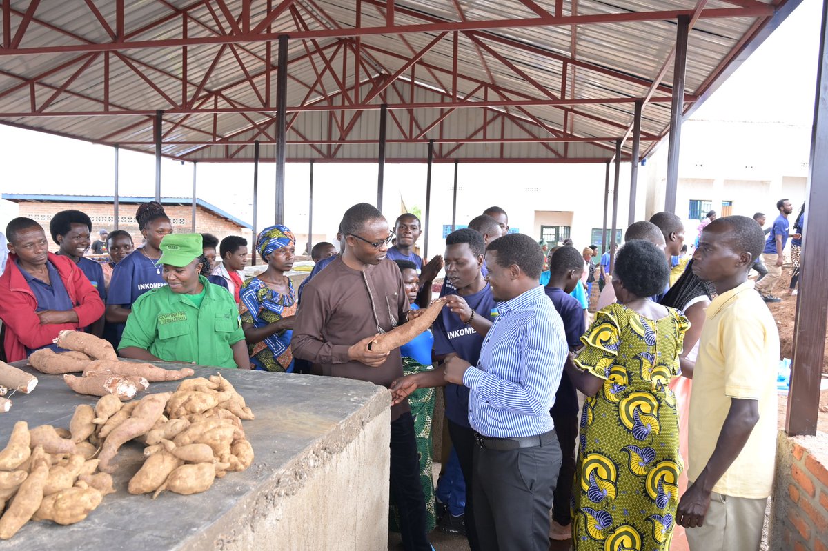 Uyu munsi hasojwe urugerero rw'Inkomezabigwi/13, ku rwego rw'Akarere igikorwa cyabereye mu Murenge wa Kabagali.  Umuyobozi w'Akarere <a href="/valencesh/">Valens Habarurema</a> n'izindi nzego bifatanyije n'Inkomezabigwi/13 n'abaturage kwishimira Imihigo yeshejwe irimo isoko rito rya Munanira ryubatswe.