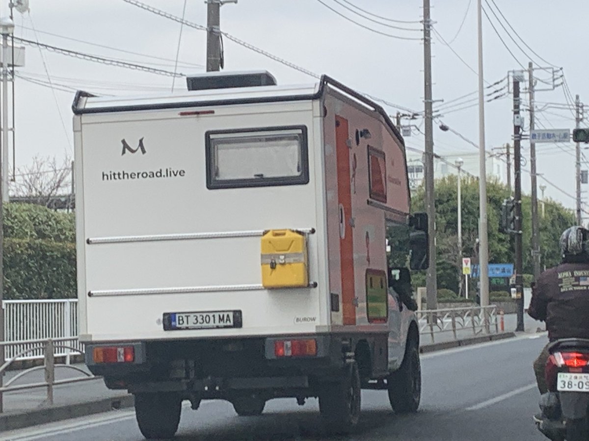 ポテト食べながら運転してたら外車のキャンピングカーを見つけた。船で来たんだろうな。