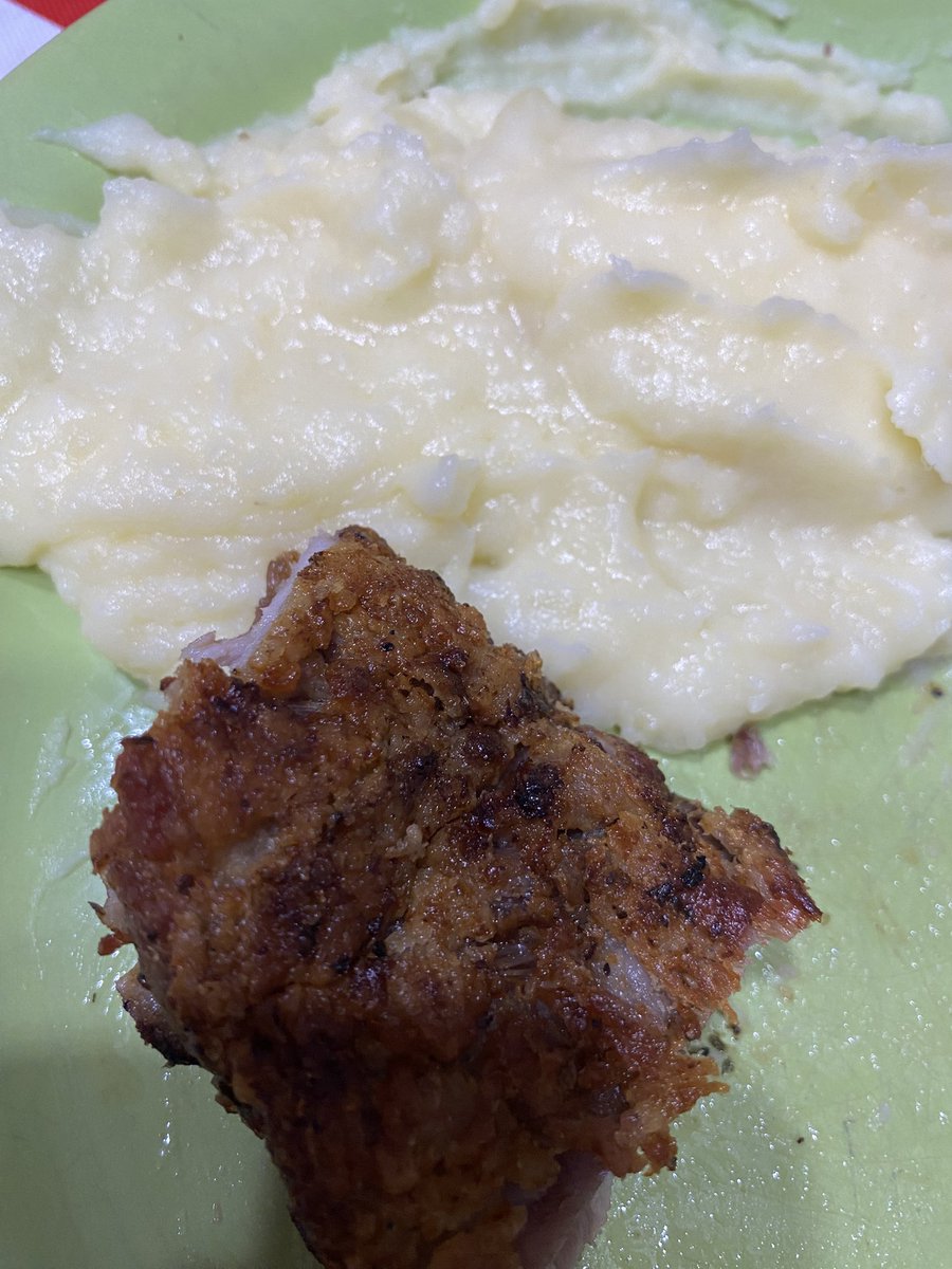 #Nuestratarde 
Puré y costilla de cerdo. 
Saludos desde Ataliva , Santa Fe 🌧️