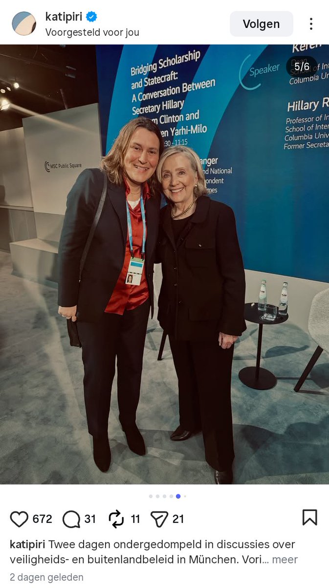 Piri is ondertussen op een congres waar ze trots met extreem linkse Israël hater AOC op de foto gaat en nog trotser naast Hillary , Epstein lijst, Clinton staat.

Fout volk zoekt elkaar altijd op he