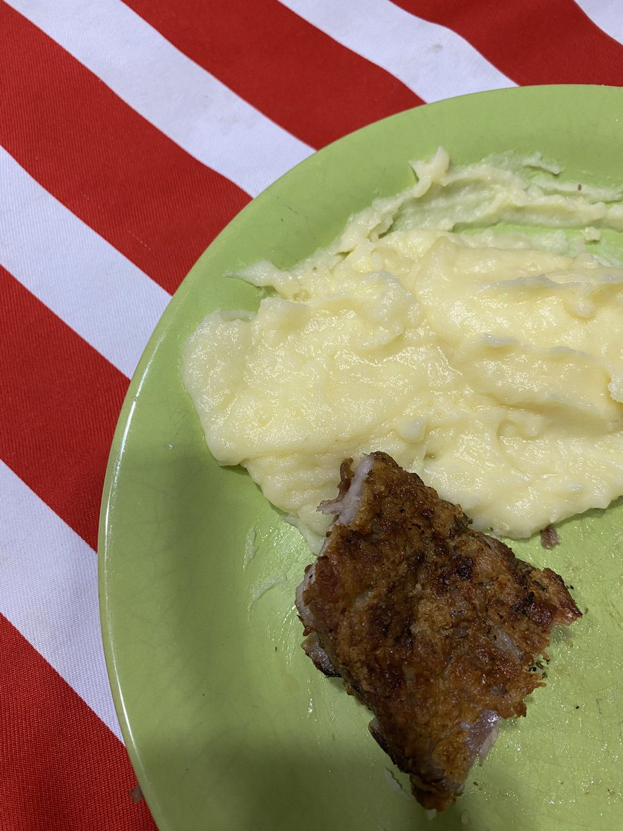 Puré y costilla de cerdo. 
#nuestratarde saludos! 
Ataliva, Santa Fe