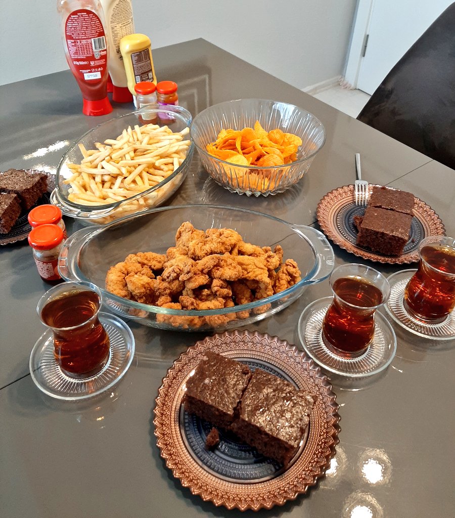 Şu masada bacılarımla oturup saatlerce dertleşmeyi hiçbir şeye değişmeyeceğim doğrudur 🙌