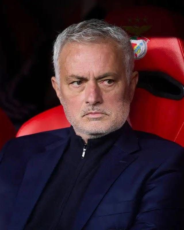 🚨 José Mourinho: "When a Real Madrid player offered me his shirt after the game, i jokingly showed my colleagues the symbol on it, the 15 UCLs. 

They're the KINGS. It's not just history; we're going to play against the 𝐅𝐀𝐕𝐎𝐑𝐈𝐓𝐄𝐒 of this competition." 👑⚪️