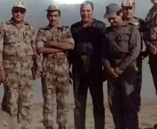 <a href="/omarsays_/">Omar</a> بيعشق يبص تحت سوفت اوى