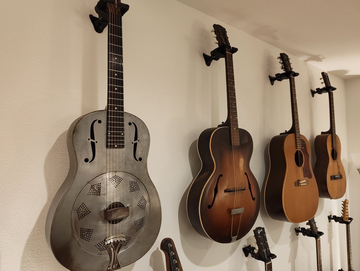 koichiro_tt's tweet photo. From left to right:

Early 1930s National Duolian
1940s Gibson L-50
1967 Gibson J-50 ADJ
Late 1800s Martin 1-21

More than instruments — pieces of history. https://t.co/xhVDupfeId