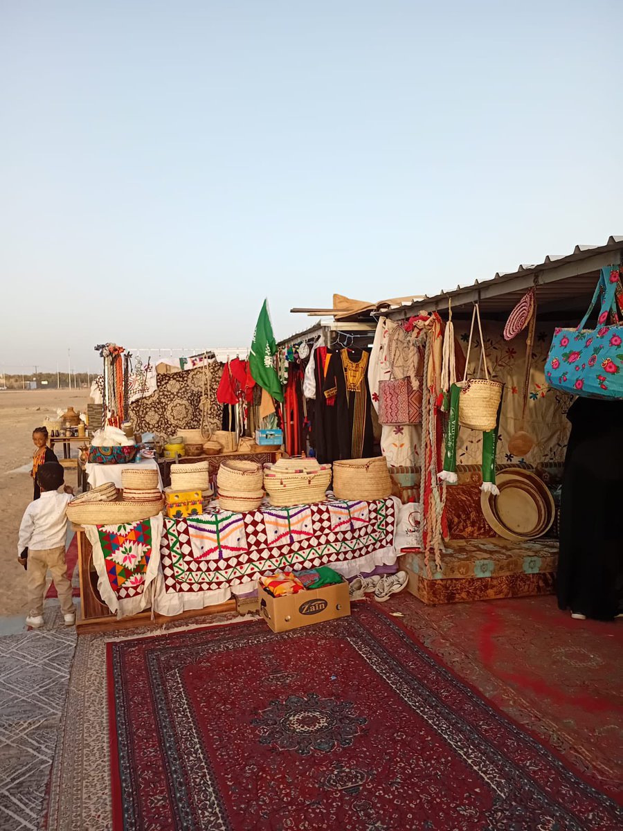 vz_bieg3d's tweet photo. #يحدث_في_بيشه
#يحدث_في_عسير
🌴#الأسر_المنتجه ومُلاك #السوق_الشعبي في،،سوق السبت في قرى الشقيقه يحتفلون اليوم  مع مرتادي السوق ب #يوم_التاسيس  مُضفين على السوق جوًّا من الوطنيه ومشاركين أبناء المجتمع هذا الفرح العظيم وهذه المناسبة المجيده 
@emartasir  @bishagovsa @Turki_alalshikh https://t.co/jiqpB6YXsB