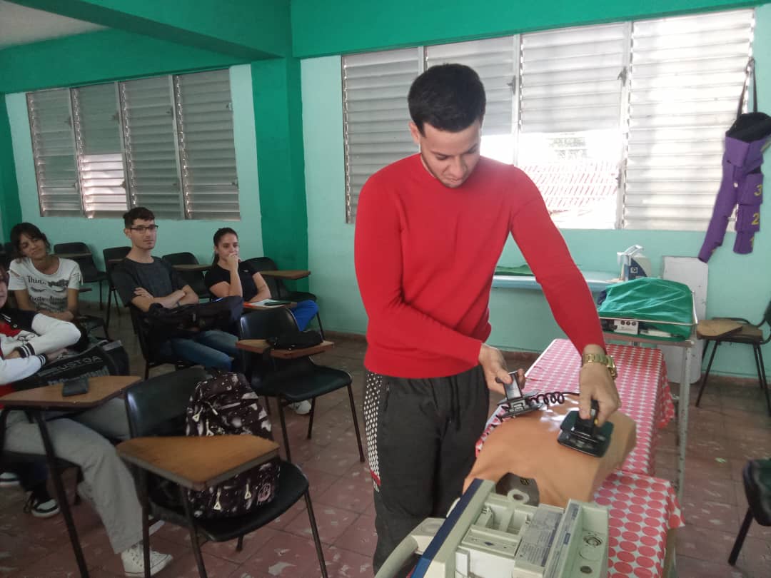 Estudiantes de 3er año de #mwdicina en el policlínico Pedro Borrás de #PinarDelRío en la asignatura PPD, una preparación fundamental para todo profesional de la salud cubana.

#CubaPorLaVida