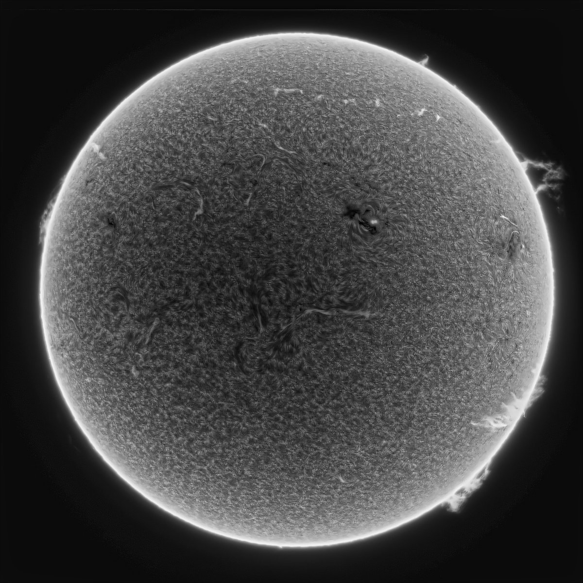 Sol de hoje em 3 modos de abordar o resultado final do processamento. 
⚠️ AVISO. NUNCA OLHE DIRETAMENTE PARA O SOL SEM EQUIPAMENTO CERTIFICADO E SEMPRE FAÇA ISSO COM PESSOAL EXPERIENTE NESTE TIPO DE OBSERVAÇÃO.

RISCO DE DANOS GRAVES À RETINA E ATÉ MESMO CEGUEIRA.