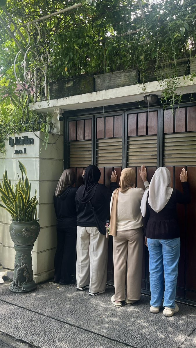 Nrauwr's tweet image. absen berziarah ke tembok ratapan solo yang sudah dijanjikan 3000 tahun itu