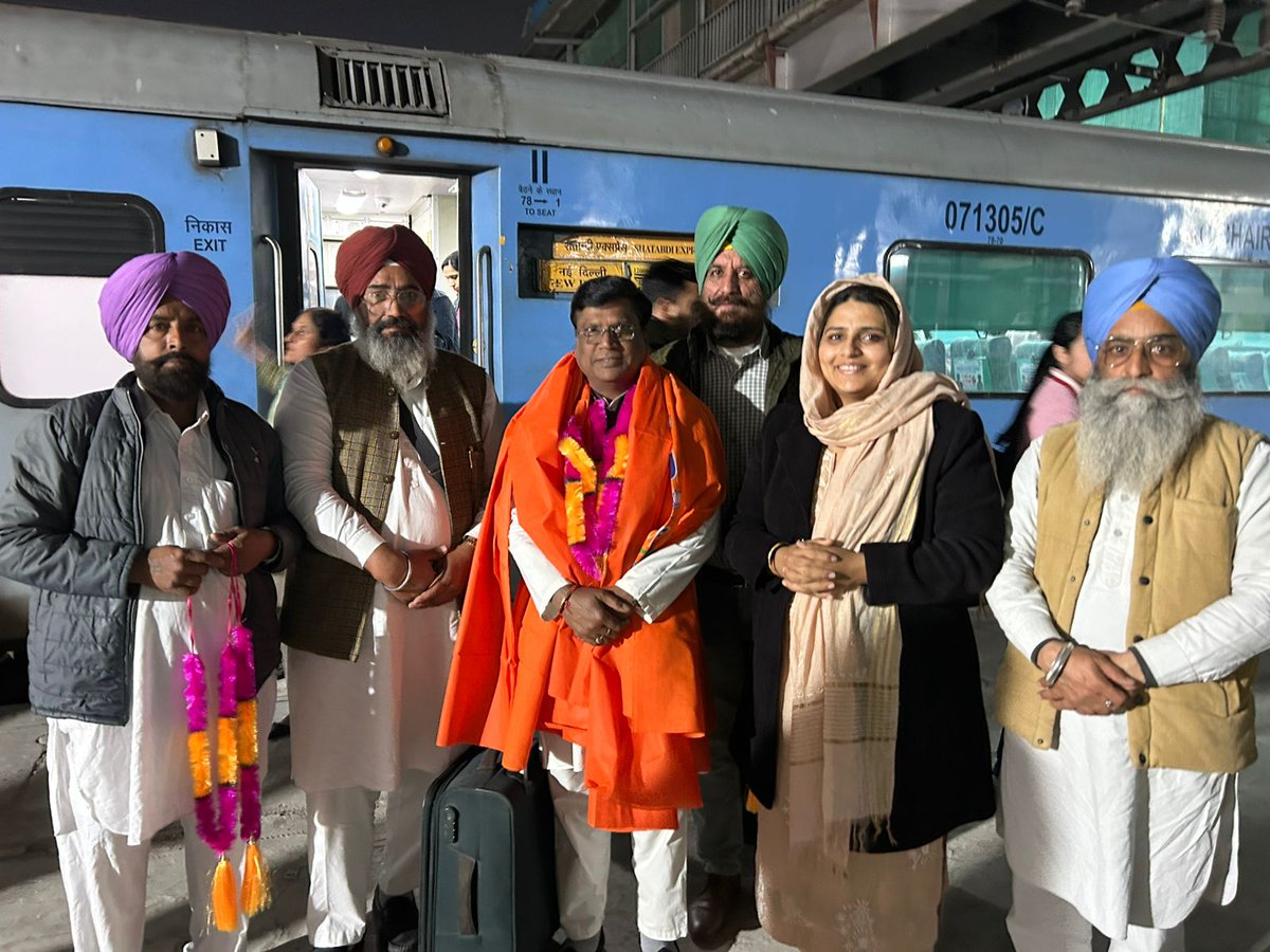 चंडीगढ़, <a href="/BJP4Punjab/">BJP PUNJAB</a> भाजपा कार्यालय में वरिष्ठ पदाधिकारियों से संगठनात्मक विषयों पर चर्चा की। मेजर (रि.) श्रीमती अंजू सिंह जी जिला अध्यक्षा फतेहगढ़ साहिब अजा मोर्चा एवं विशेष रूप से श्री <a href="/AmitKhairwalbjp/">Amit Khairwal_adv. (Modi ka Parivar)</a> जी प्रदेश अध्यक्ष अजा मोर्चा चंडीगढ़ भी उपस्थित रहे। 
#नमोनमो #follower