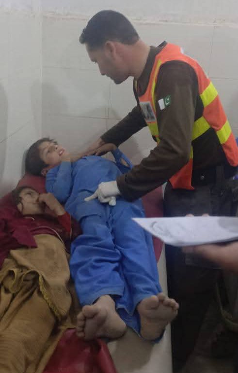 باجوڑ کی تحصیل ماموند کے علاقے ملنگی  کے مدرسے میں خودکش حملہ آور نے گاڑی ٹکرا دی۔ بڑی تعداد میں جانی نقصان کا خدشہ، عمارت مکمل طور پر زمین بوس ۔ پہلے یہاں خوارجیوں کو کنٹرول حاصل تھا لیکن اب یہ پولیس اور فورسز کے کنٹرول میں تھا۔ دھماکے سے قریبی گھر کا ایک بچہ جاں بحق اور تین کے