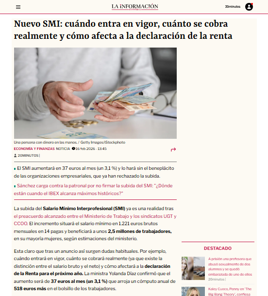 crismartinj's tweet photo. La subida del SMI firmada por Yolanda Díaz es, en apariencia, una victoria social. En la práctica, es una operación aritmética con consecuencias menos épicas.

Sube el salario mínimo. Y, como por arte de magia —aunque la magia se llame contabilidad—, sube el coste por trabajador. Las pequeñas y medianas empresas, que no legislan pero sí pagan, ajustan: menos contrataciones, menos horas o más máquinas. La automatización no vota, pero sustituye.

El salario aumenta… y el precio también. Porque cuando el coste laboral crece sin que la productividad le acompañe, alguien asume la diferencia. Y ese alguien suele estar al otro lado del mostrador.

El Estado, mientras tanto, celebra: más cotizaciones, más IRPF, más ingreso inmediato. Redistribuir siempre suena bien. Recaudar, mejor aún.

El mínimo se acerca a salarios de entrada de perfiles formados. Años de estudio comprimidos en una tabla salarial cada vez más plana. Igualar por abajo tiene esa virtud estadística: reduce brechas sin necesidad de crear valor.

Un decreto no fabrica productividad. Solo desplaza presión. Y en una economía que compite con países de menores costes laborales, la épica dura lo que tarda en cuadrar la cuenta de resultados.

Pero el titular es impecable. Y el titular, ya se sabe, no paga nóminas.

https://t.co/9O8mBvMLbs