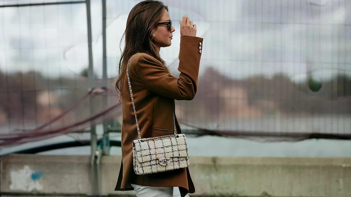 Bibiana Badenes, fisioterapeuta: "Llevar la bandolera cruzada mejora ligeramente la tensión del cuerpo. El bolso de un solo lado obliga al cuerpo a compensar más" ebx.sh/j8A13H