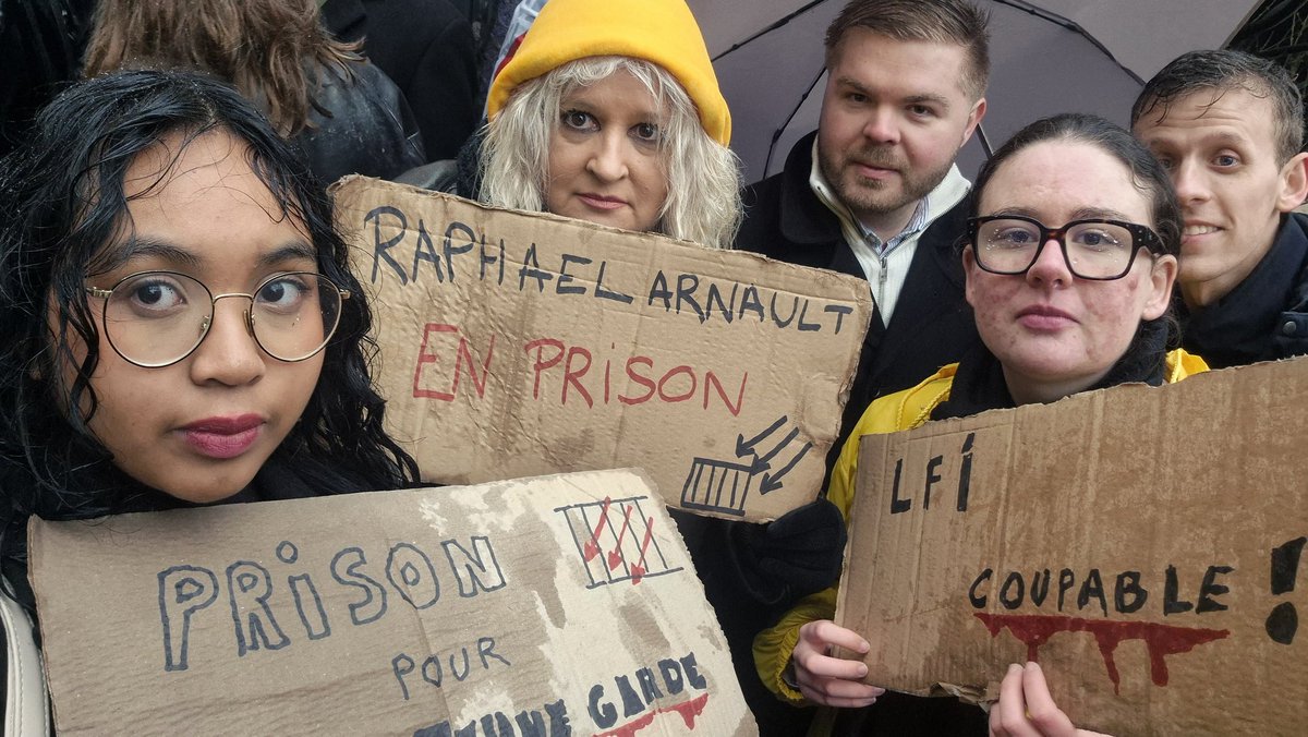 Parce que justice doit être rendue pour Quentin, le RNJ des Hauts-de-Seine était présent pour lui rendre hommage.

Sur la place de la Sorbonne, les cœurs sont lourds. Il est temps que l'extrême gauche soit condamnée pour la perte d'un jeune homme de 23 ans, fier de ses idées.