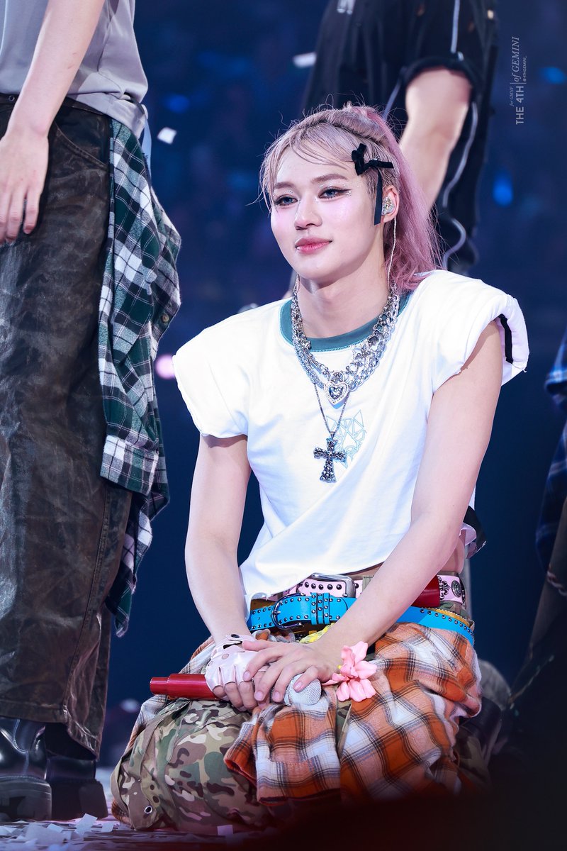 อันนี้ขอลงเป็นพิเศษให้น้องเลโก้เลย <a href="/realxlg/">เล็_ทส์โก_อีทติ้ง</a> ช็อคและประทับใจสิ่งที่น้องทำมากๆ น้องเดินมานั่งพื้นแล้วคำนับขอบคุณแฟนคลับ คือมันเป็นสิ่งที่น้องไม่ต้องทำก็ได้ แต่น้องก็เลือกที่จะ appreciate แฟนคลับและคนดูด้วยวิธีที่ทัชใจพี่มากๆเลย 🥺🫶🏻

ละดูสายตาเลโก้สิ ฮื่อออออ