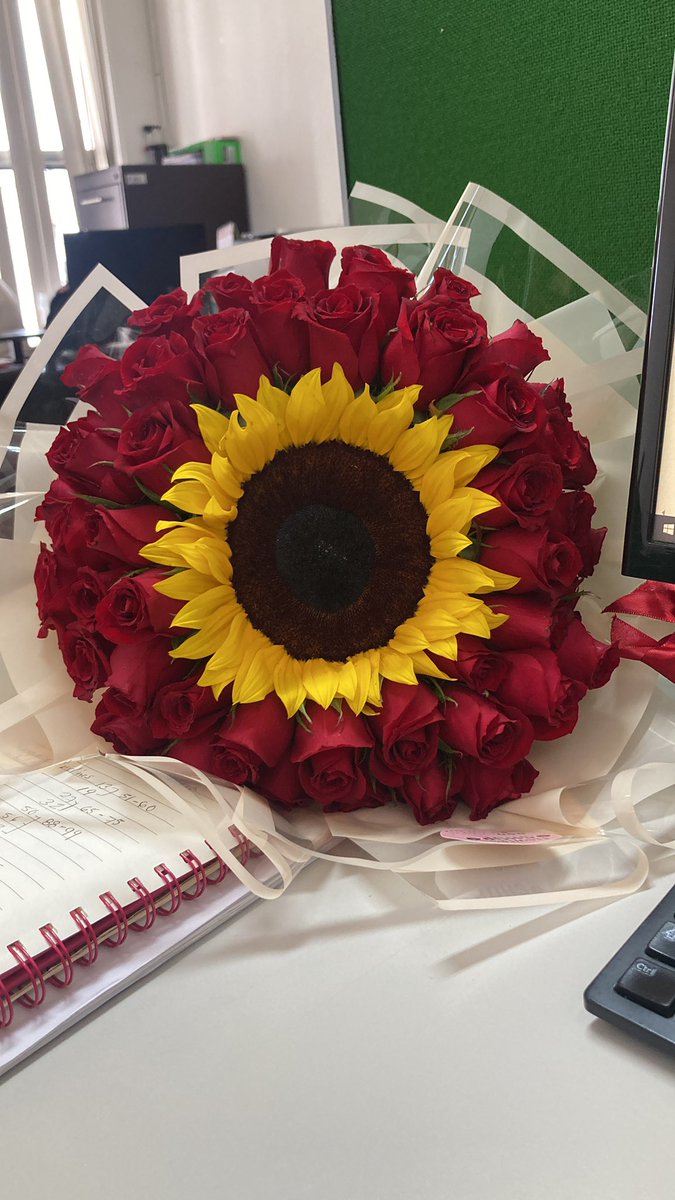 Siempre quiero recibir flores en la oficina ♥️