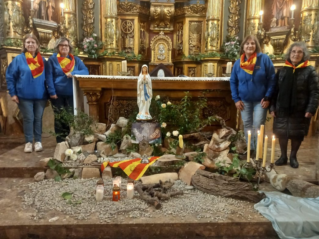 En Ballobar celebraron este domingo la fiesta de la Virgen de Lourdes, con el acompañamiento de un grupo de voluntarias de la Hospitalidad de Fraga. Tras la eucaristía, reza con el rosario con la luz de las antorchas, en una tarde especial en torno a nuestra Madre de Lourdes.