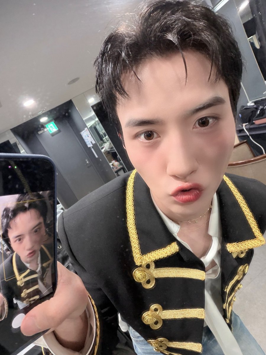 하ㅜ이거찍을때 폰 완전히 돌리고 볼륨버튼으로 찍는건뎈ㅋㅋㅋㅋㅋㅋㅋㅋ 아 여저씨 노력만이햇네ㄱㅇㅇ