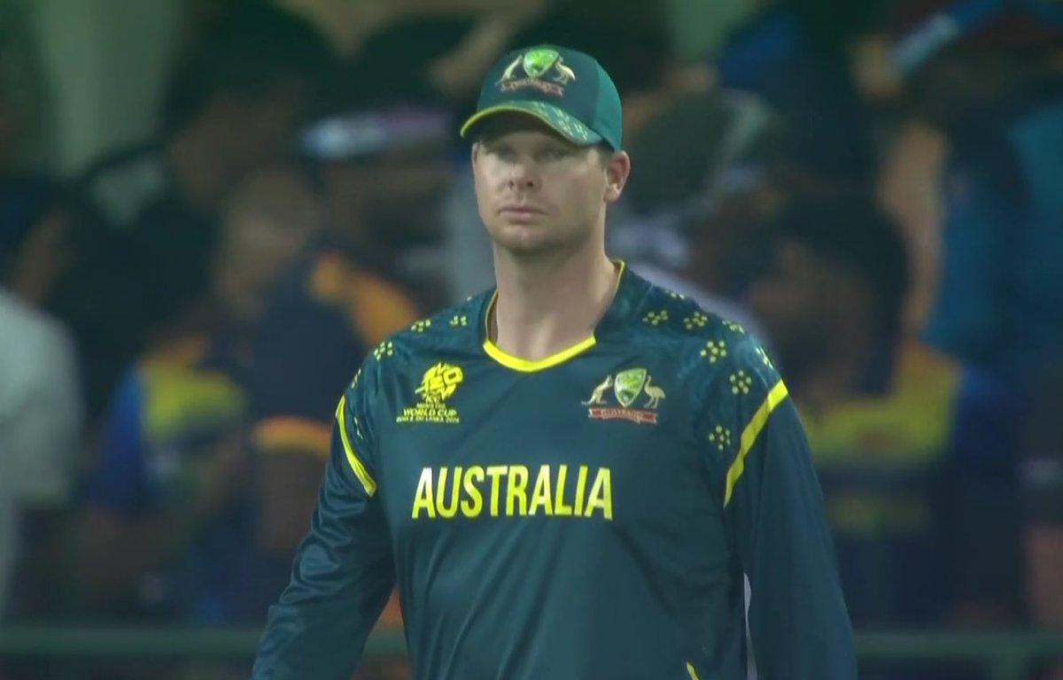 TUnlimitedd's tweet photo. Steve  Smith a legend of the modern game who is rated by legends like Sir Viv Richards,Virat Kohli,Joe Root, Kane Williamson, Brian Lara, Ricky Ponting just to name a few was brought to Sri Lanka just for utter humiliation. 
This is how CA treats their best player. https://t.co/q9uSiQYBWm