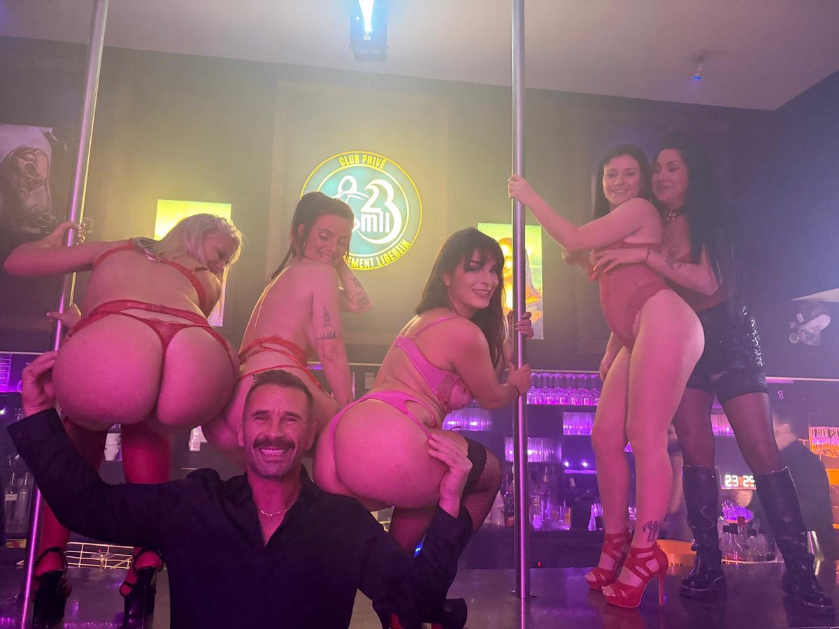 Soirée saint Valentin au @2003 pour la rencontre de <a href="/ManuelFerraraTV/">ManuelFerraraTV</a> avec <a href="/Miss_Paola_off/">Miss_Paola_off</a> ma copine…. Et @avawhite <a href="/BabyFantasy83/">Babyfantasy83 • 10K ✨</a>