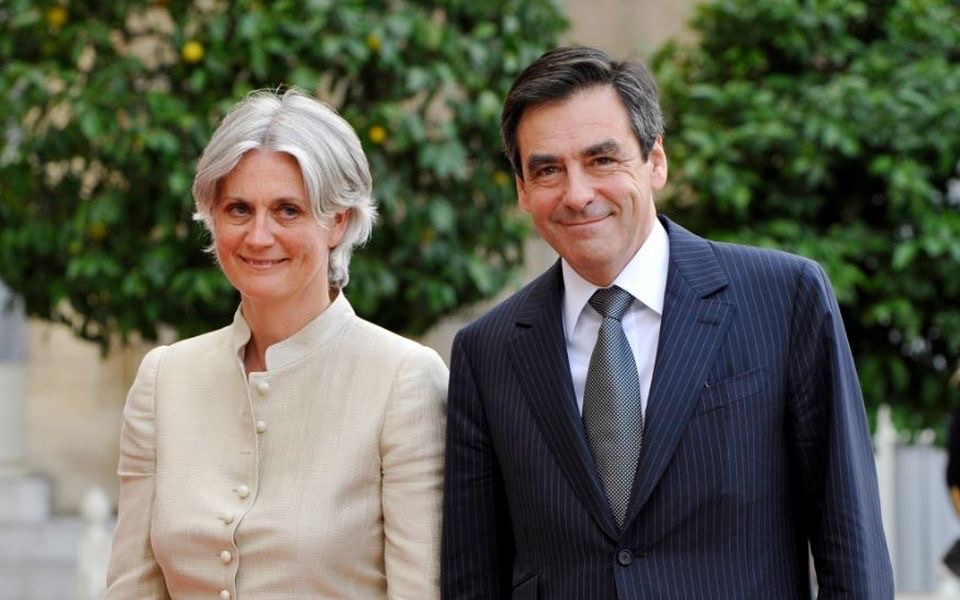 CerfiaFR's tweet image. 🚨🇫🇷 ALERTE INFO | François Fillon est DÉFINITIVEMENT CONDAMNÉ à 4 ans de prison avec sursis pour DÉTOURNEMENT de fonds publics dans l’affaire des emplois fictifs. Il s’est désisté de son pourvoi en Cassation.