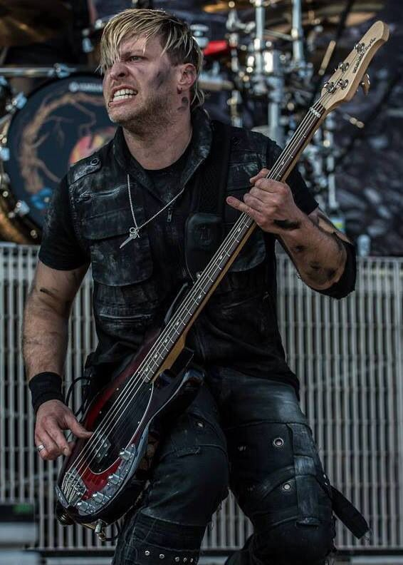 Hoy cumple años Brad Walst, el motor silencioso de Three Days Grace. 🎸⚡️

Desde los primeros días en Canadá hasta los escenarios masivos, su bajo ha sostenidovhimnos que marcaron los 2000 con intensidad y carácter.

#fussionradiomx #ThreeDaysGrace #happybirthdaynetaji