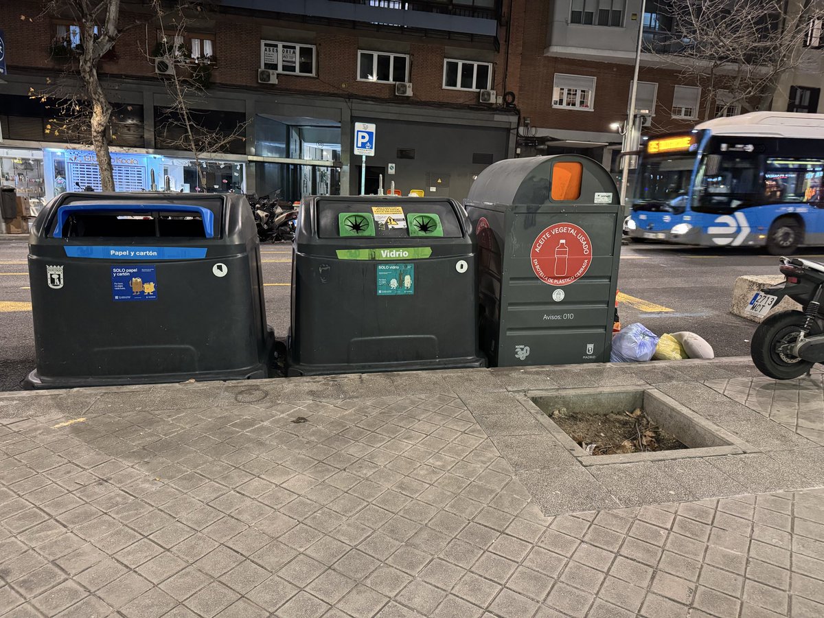 belthilsss's tweet photo. @Lineamadrid @MADRID  ¿Por qué se ha retirado el contenedor de reciclaje de ropa del Pseo Santa María de la Cabeza 47? https://t.co/OfXluKh8W7