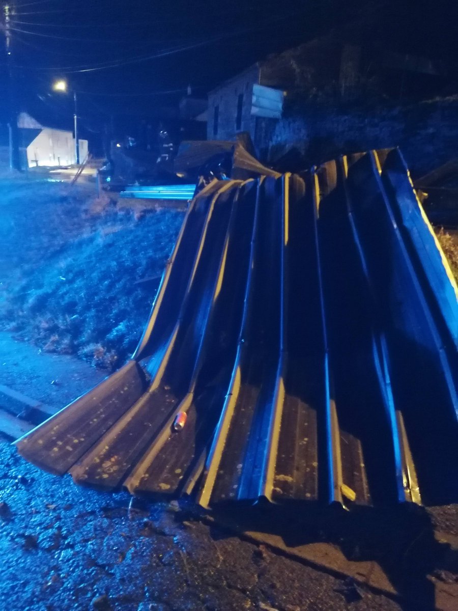 KeraunosObs's tweet photo. ⛈️Un phénomène venteux violent a provoqué des dommages au passage d'un orage à Cousolre (Nord) ce lundi vers 19h30. Une enquête est ouverte afin de déterminer la nature du phénomène en cause (possible tornade). Plus d'infos ici : https://t.co/hPxyMI0OS7
📸Brigitte Croix-heuclin https://t.co/lPOzRkbxhH