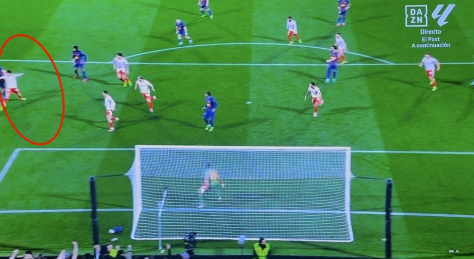 فضيحة عملها سوتو:
"اثناء تنفيذ ضربة الجزاء؟، مدافع جيرونا دخل الى منطقة الجزاء قبل التنفيذ وبنفس الوقت كان اقرب للكرة من لاعب برشلونه وهذه محالفه صريحة لقانون ضربات الجزاء"

برشلونه سيء؟، نعم وهذا شيء ..
وان تعطيني حقي داخل الملعب شيء اخر ..
وطبعاً الـVAR في سبات عمييييييق !!