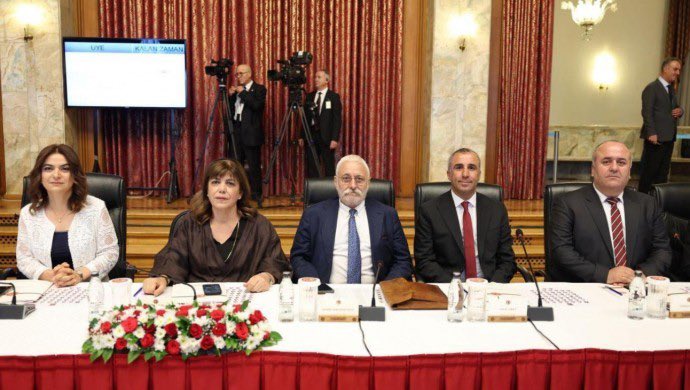 HaberAtlye2la's tweet photo. 🚨SON DAKİKA: DEM Parti’den komisyon açıklaması

📍Komisyon Raporu Henüz Bitmedi, Bazı İhtilaflar Var

DEM Parti komisyon üyeleri, Meclis Komisyonu rapor taslağının tamamlandığı yönündeki haberlere ilişkin, taslağın henüz bitmediği, ihtilaflı başlıkların bulunduğunu belirtti. https://t.co/bFP0KCw79b