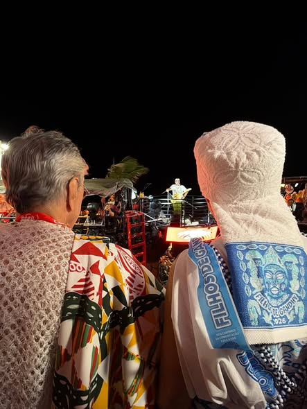 A belíssima foto PB tem rolado as redes: Dorival Caymmi e Jorge Amado em 1977, na Avenida Atlântica / RJ - andavam ali pelos 60 e alguns. A colorida vi agora postada por Gil: Caetano e ele ontem no carnaval da Bahia. Assim q vi lembrei da PB e por isso as duas vão juntinhas aqui