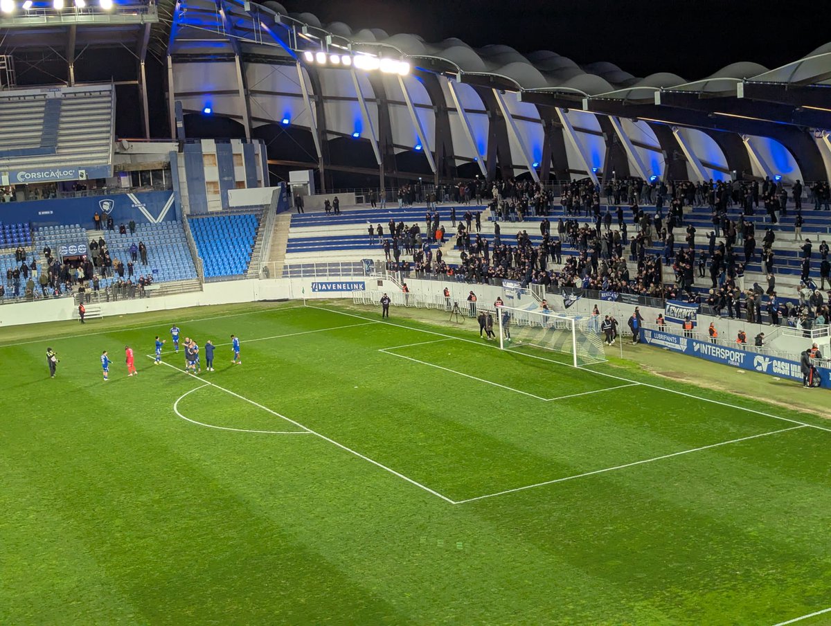 SpirituTurchinu's tweet image. #Bastia concède malheureusement le nul contre le leader Troyes (0-0) malgré de nombreuses occasions franches et une bonne prestation d'ensemble. Le SCB reste dernier avec 17 points, à 5 points du barragiste. Prochain match vendredi à Dunkerque (6e). Forza Bastia #SCBESTAC