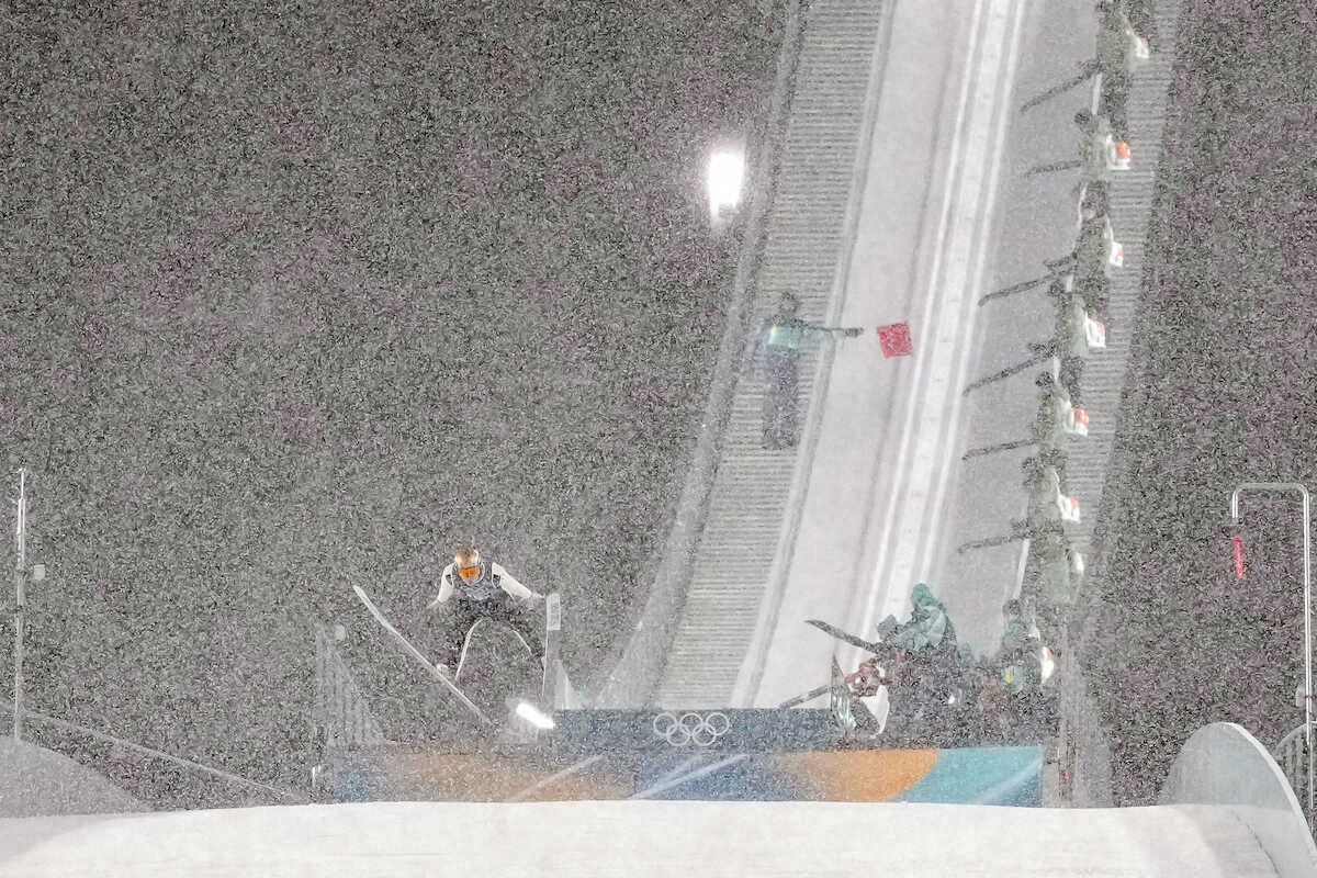 livedoornews's tweet photo. 【ジャンプ】スーパー団体の競技打ち切り、国際連盟が説明 「極端な状況だった」
https://t.co/RIaS582kFv

国際スキー・スノーボード連盟でジャンプ男子を統括するサンドロ・ペルティレ氏は「全員に対して同じスピード（条件）を維持するのは不可能だと判断し、最終的にラウンドのキャンセルを決定した」と説明した。