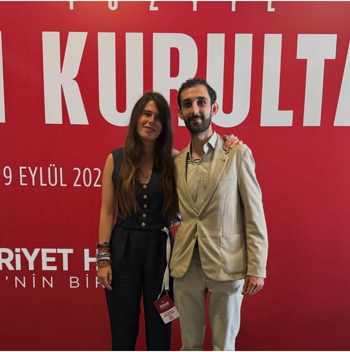 CHPli Çeşme Belediye başkanı Lal Denizli ve özel kalem müdürü Gürkan Timurlenk. 

Bu çocuğu İstanbul'dan getirtti Lal. Bu çocuğu da sorgulayın, bağlantılarını ve hts kayıtlarını araştırın.  Söylediklerimi dikkate alırsanız sonuç alırsınız. Benden söylemesi. 🙇

<a href="/istanbulCBS/">İstanbul Cumhuriyet Başsavcılığı</a>