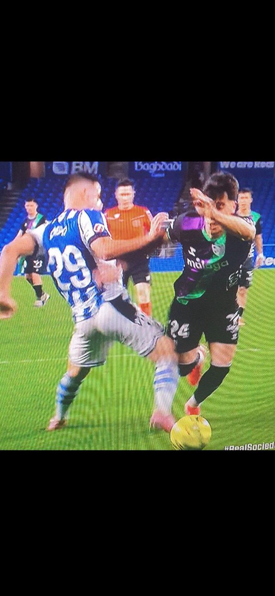 Adivinad cual de los dos ha revisado el var. Efectivamente, ninguno.