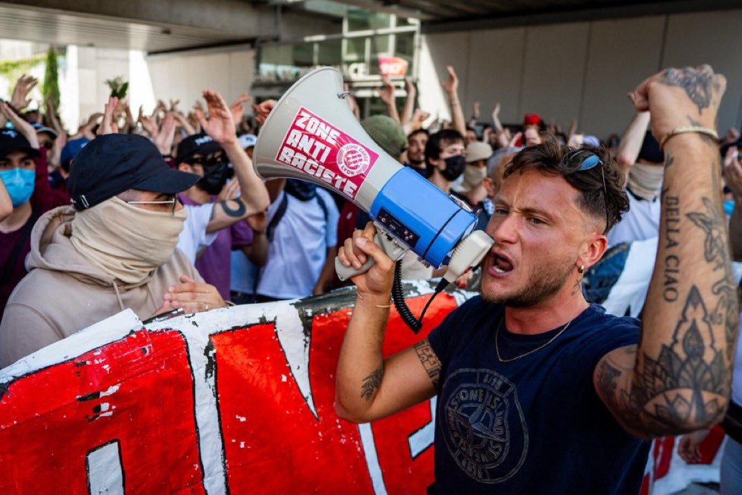 La Jeune Garde, l’alliée musclée de la France Insoumise

Raphaël Arnault (condamné pour des faits de violence et fiché S) leader du groupe d’autodéfense antifasciste - dissous en juin dernier - mis en cause dans la mort du jeune Quentin, est aussi un député LFI depuis la
