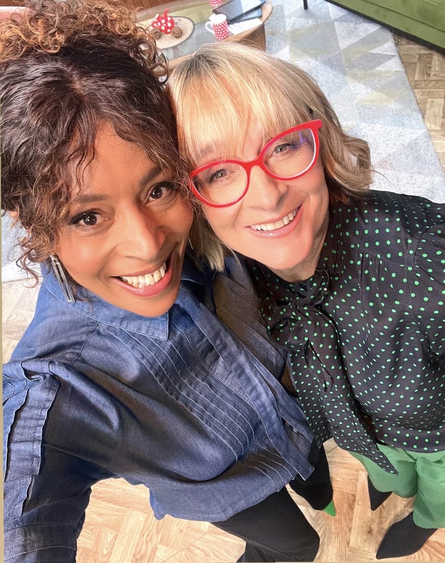 jacquijdesigns's tweet photo. Time flies ✈️ with my @BBCMorningLive fam 🤗 Showing @GethincJones & @louiseminchin how to #UpCycle humdrum items from uninspired to desired! If any #Crafty #MorningLive viewers have a go, send in your pics & show us your makes 🙌🏾 #CatchUp @BBCiPlayer #SeeYouNextTime💋x https://t.co/pcDOsRJLBT