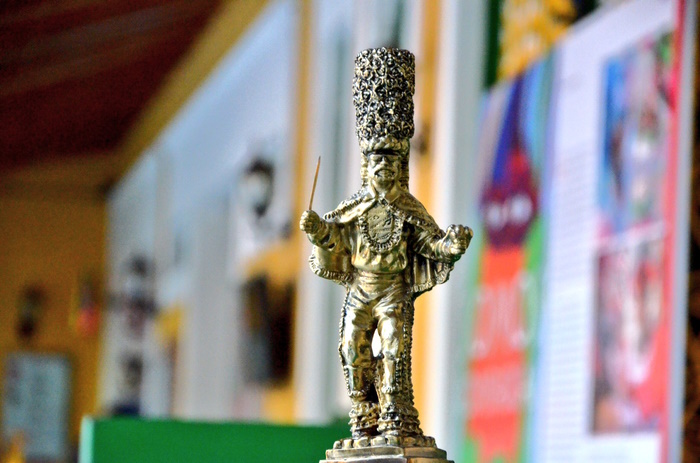 Es frecuente la presentación en el carnaval de Barranquilla de artistas vallenatos en la competencia por el Congo de Oro en el Festival de Orquestas. Ambas fiestas intercambian saberes para salvaguardar la música y el folclor...  

panoramacultural.com.co/musica-y-folcl… #Colombia #Vallenato