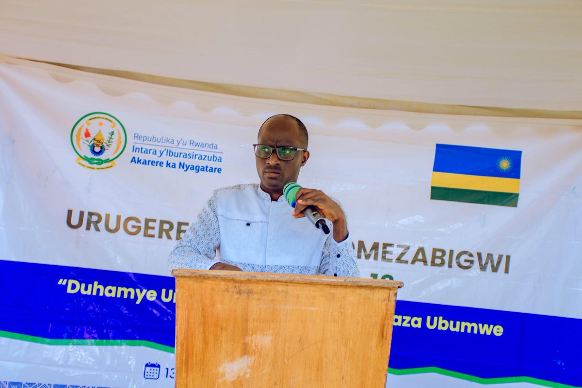 NyagatareNyc's tweet image. Kuri uyu munsi, Umuyobozi w'Akarere Bwana KAKOOZA Henry yifatanije n'Urubyiruko mu gusoza Urugerero rw'Inkomezabigwi 13 mu Murenge wa Gatunda.  Kimwe n'ahandi hose mu Karere.  #Intore zashoje ibikorwa by'amaboko anasaba  gukomeza kugira ubwitanga  @RwandaYouthArts