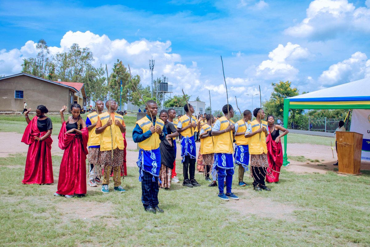 NyagatareNyc's tweet image. Kuri uyu munsi, Umuyobozi w'Akarere Bwana KAKOOZA Henry yifatanije n'Urubyiruko mu gusoza Urugerero rw'Inkomezabigwi 13 mu Murenge wa Gatunda.  Kimwe n'ahandi hose mu Karere.  #Intore zashoje ibikorwa by'amaboko anasaba  gukomeza kugira ubwitanga  @RwandaYouthArts