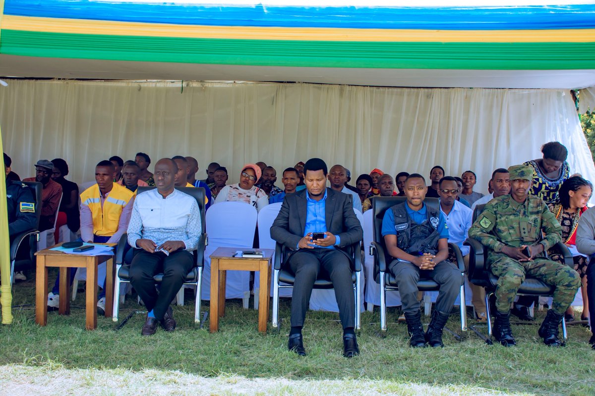 NyagatareNyc's tweet image. Kuri uyu munsi, Umuyobozi w'Akarere Bwana KAKOOZA Henry yifatanije n'Urubyiruko mu gusoza Urugerero rw'Inkomezabigwi 13 mu Murenge wa Gatunda.  Kimwe n'ahandi hose mu Karere.  #Intore zashoje ibikorwa by'amaboko anasaba  gukomeza kugira ubwitanga  @RwandaYouthArts